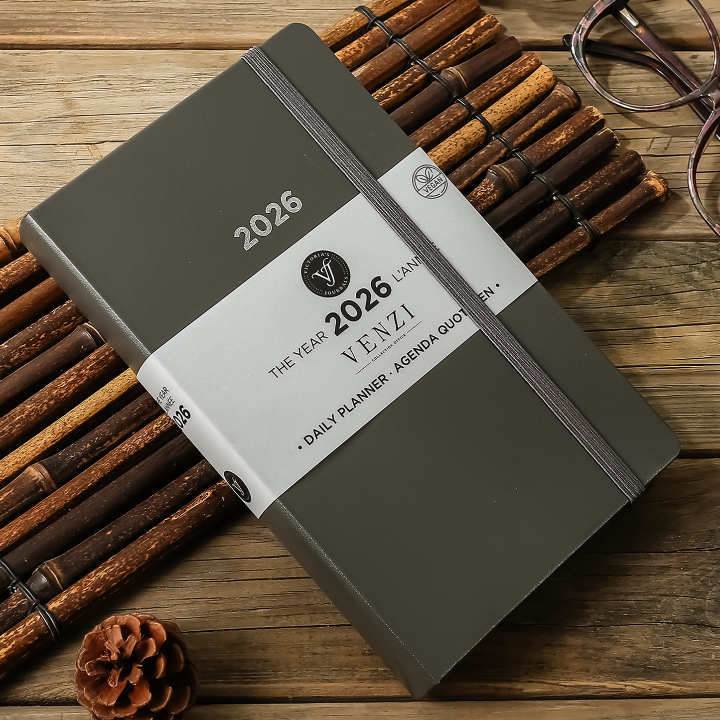 2026 Venzi Daily Planner — Grey Vegan Leather with Elastic (5.1" × 8.3", Bilingual, One-Day-Per-Page)