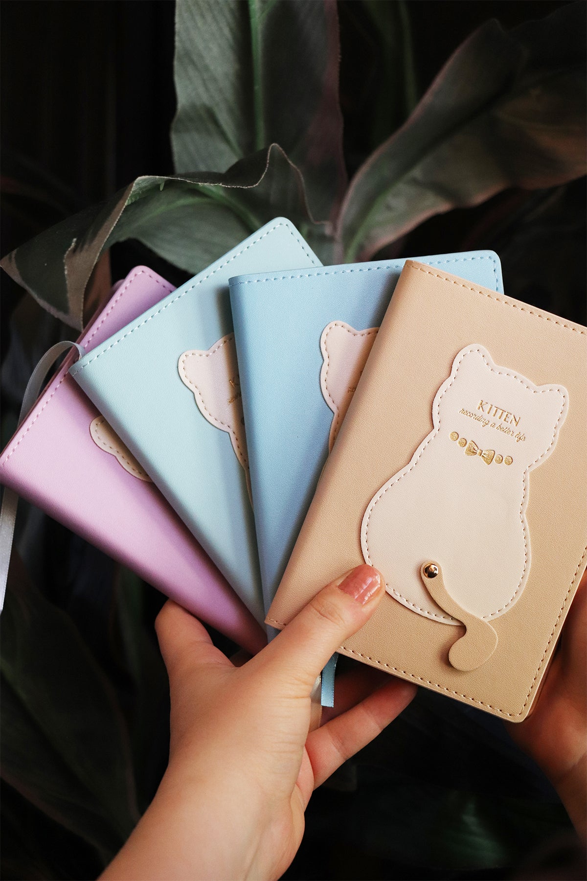 CAT journal for girls in trendy fashion colors, high-quality paper, compact and easy to carry – perfect for daily notes and creativity. By Victoria's Journals. 