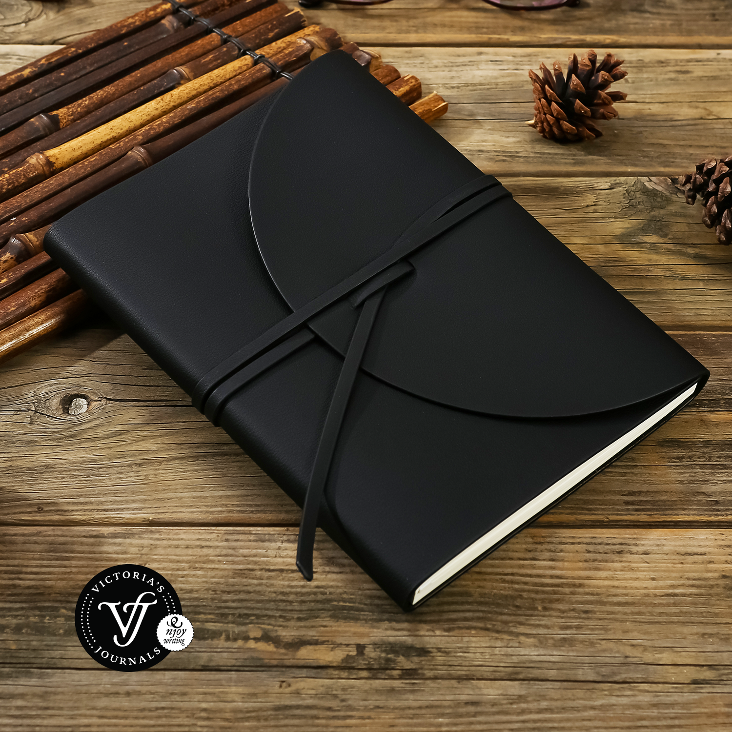 PELLA journal in trendy fashion colors with high-quality paper, compact design, flexy cover, and ethical leather by Victoria's Journals. Perfect for on-the-go. Victoria's Journals Black Colour