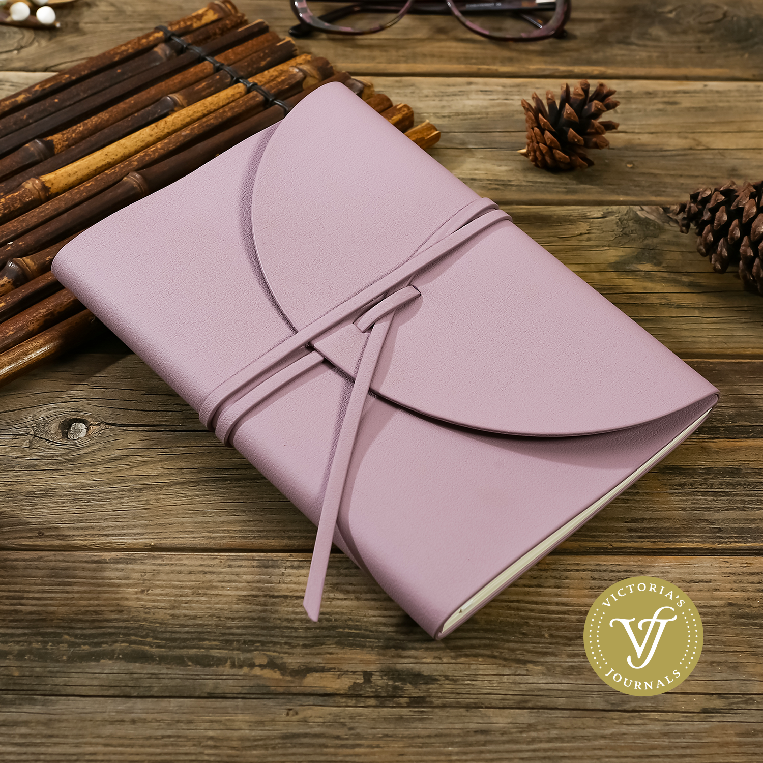 PELLA journal in trendy fashion colors with high-quality paper, compact design, flexy cover, and ethical leather by Victoria's Journals. Perfect for on-the-go. Victoria's Journals Lilac Colour 