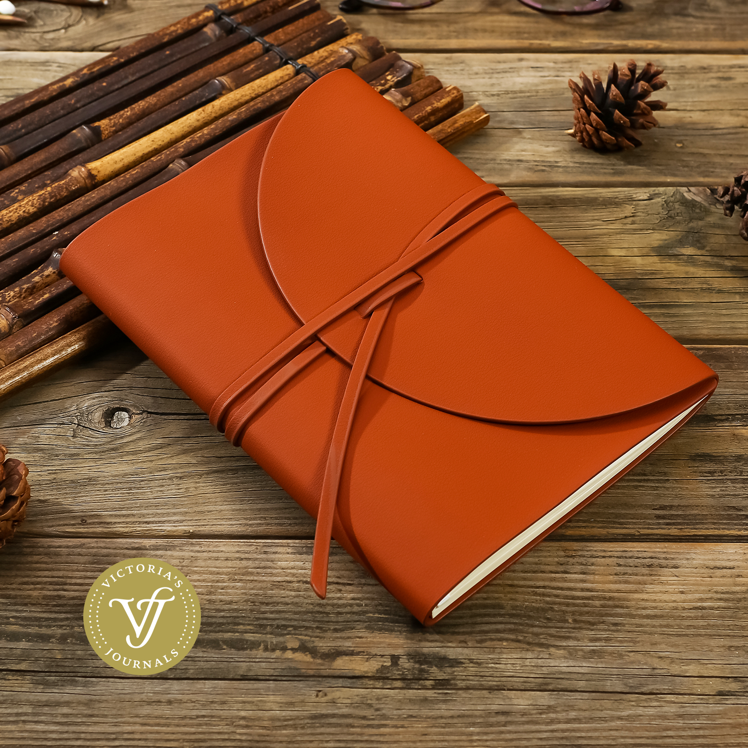 PELLA journal in trendy fashion colors with high-quality paper, compact design, flexy cover, and ethical leather by Victoria's Journals. Perfect for on-the-go. Victoria's Journals English Red Colour 