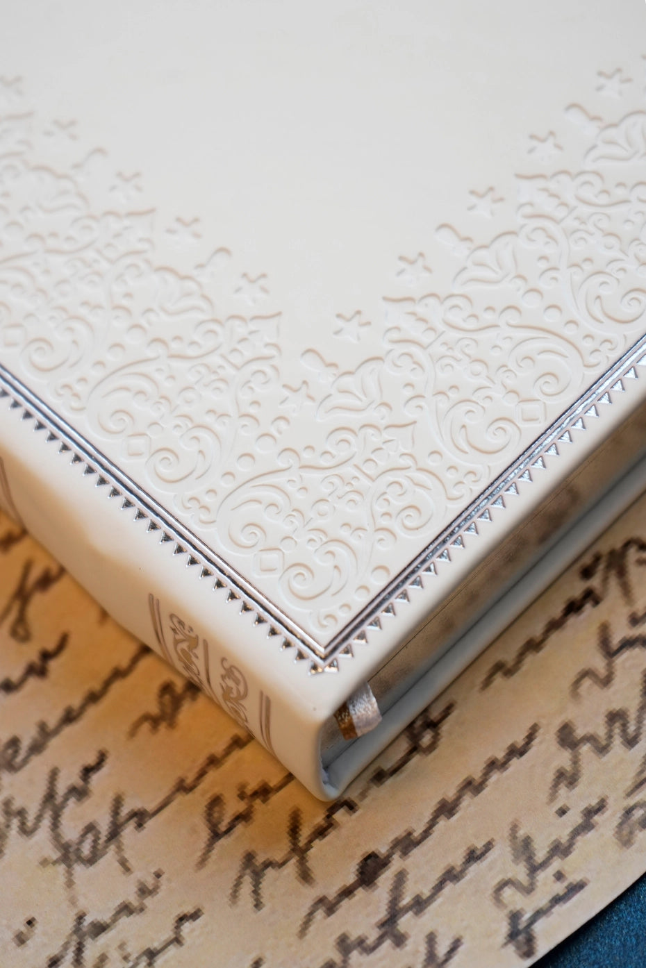 Large Artisan Heritage Journal – Rich Satin White, 192 Blank Pages, Silver Gilded Edges